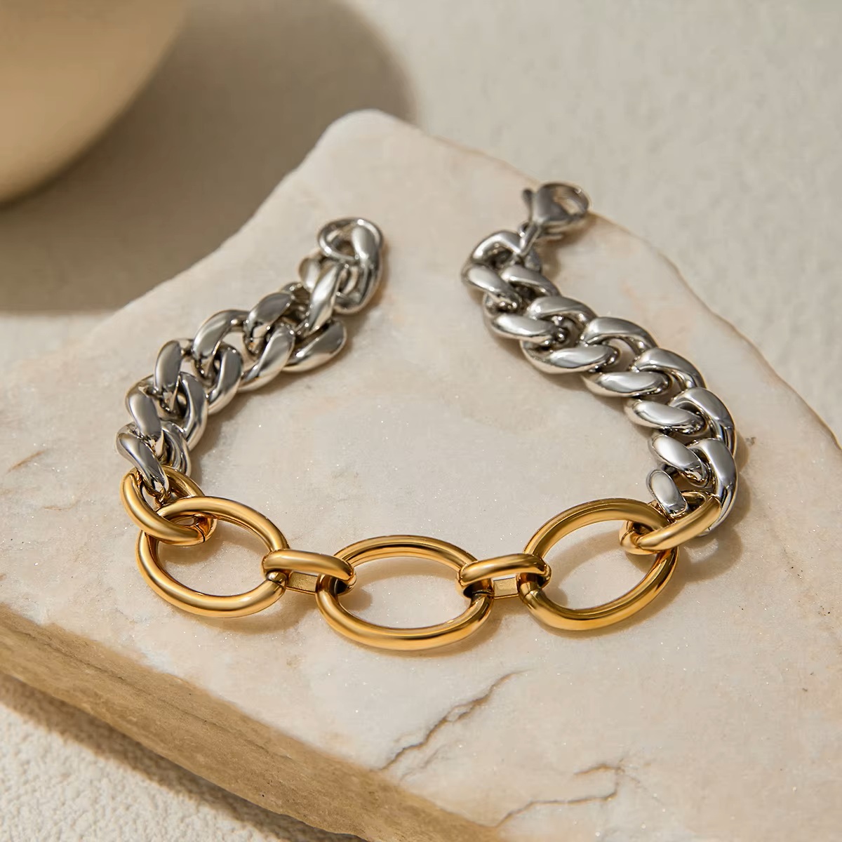 ELENYS Duo Oval — detail zlatých oválů a curb článků